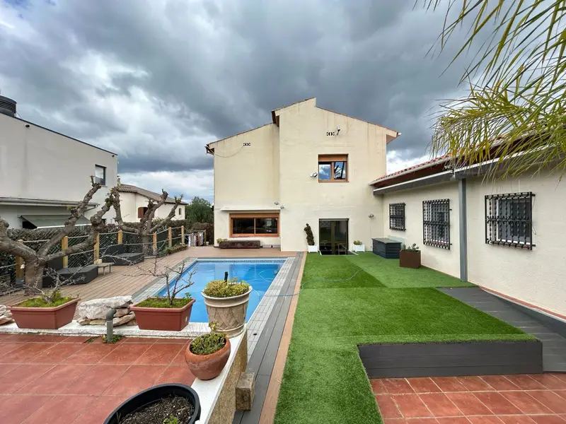 Chalet Adosado con Chimenea en La Mora Tarragona