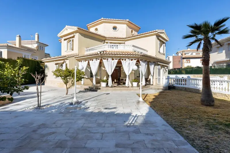 Chalet en venta en Granada capital 5 dormitorios piscina garaje
