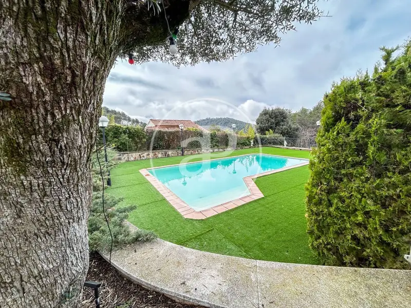 Chalet en venta en Matadepera con piscina y placas solares