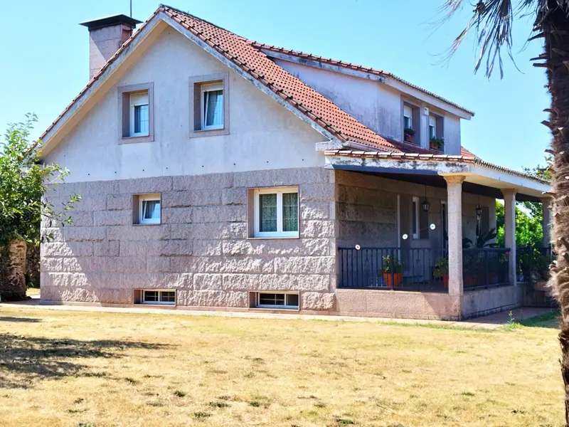 Casa con Jardin 2000m2 Garaje 5 Dorm 2 Baños Sótano Galicia