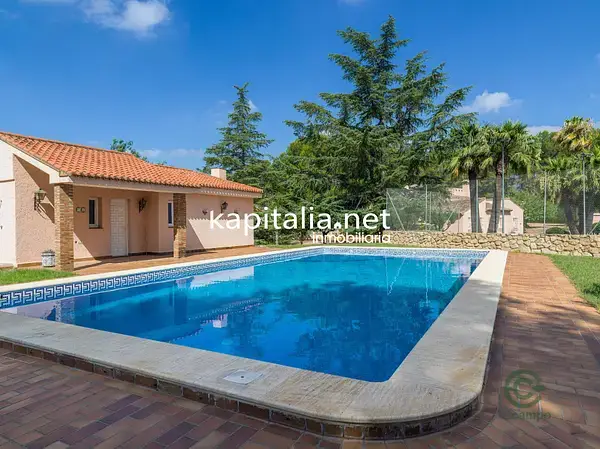 Chalet en Ontinyent con Piscina y Pista de Tenis