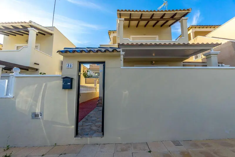 Chalet con Vistas al Mar en San Miguel de Salinas