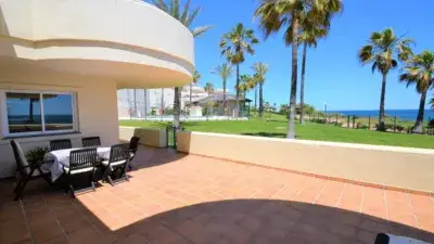 Apartamento en venta en Estepona con vistas al mar y amplia terraza