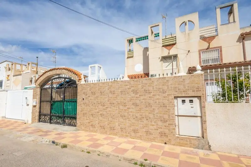Chalet Adosado en Torrevieja con Piscina Privada