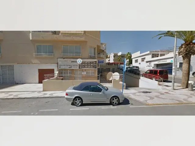 Premisas Comerciales en Garrucha: 150m2 + Terraza 60m2
