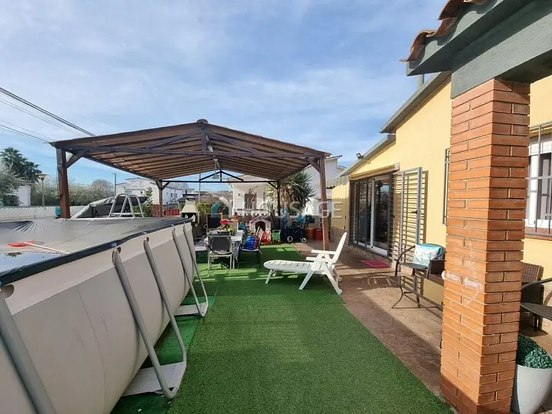 Casa en Planta Baja en Sta Eulalia de Roncana con Piscina
