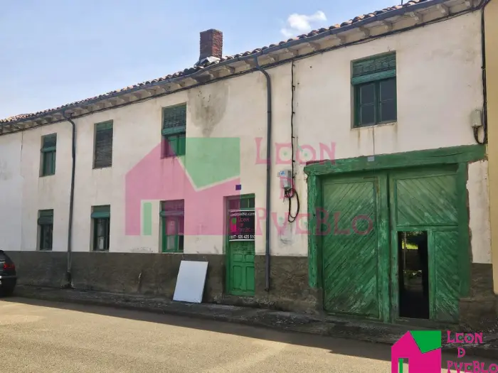 Gran Casa para Rehabilitar con Patio y Finca en León