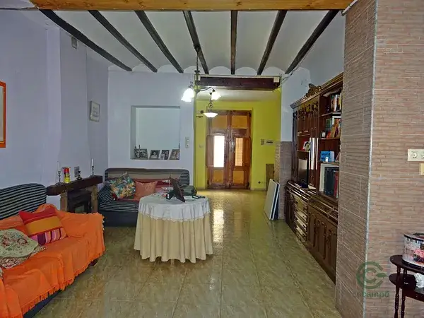 Casa de Pueblo en Orba con Tres Plantas y Dos Patios