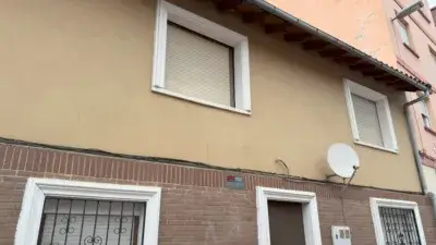 Casa adosada en Torrelavega para reformar