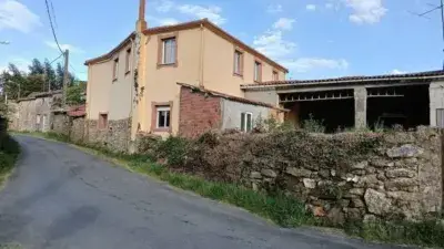 Chalet en Venta Boimorto: Gran Casa con Anexos