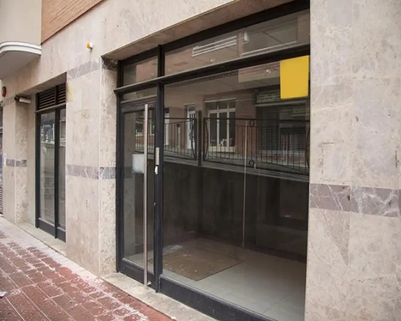 Local de 157m2 en Torredembarra con 4 baños