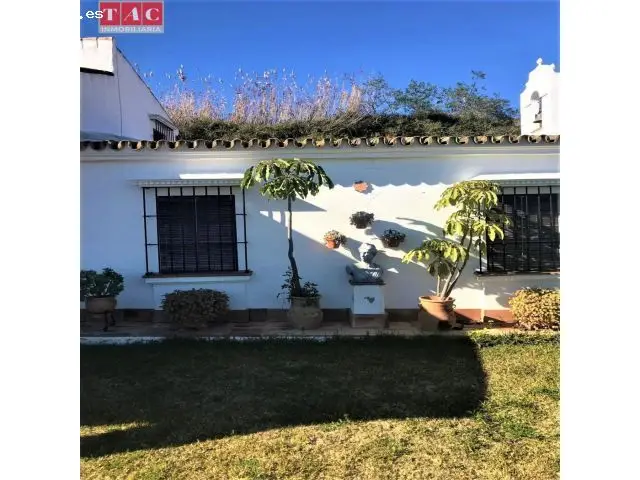 Finca con Casa de 5 Dormitorios y Piscina