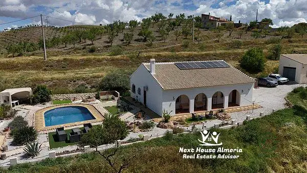 Villa con Piscina Privada en Almeria: Paz, Naturaleza y Vistas