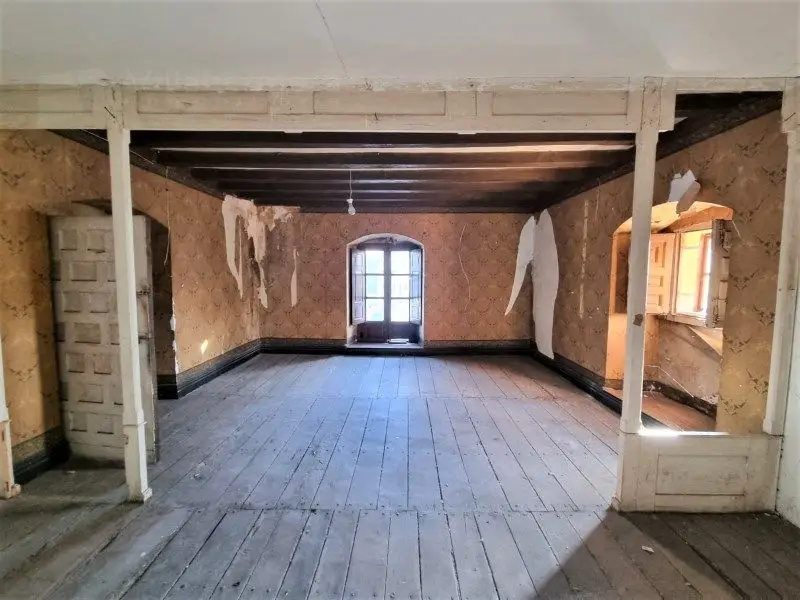 Casa señorial en Villarcayo: 3 plantas, amplios salones y jardín