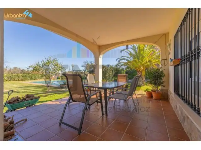 Espectacular Chalet en Tres Arroyos 440m2 con Piscina y Pista Deportiva