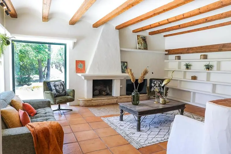 Casa de Campo Reformada con 3 Dormitorios y 5 Establos