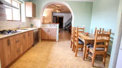 Chalet en Venta en Oliva con 3 Dormitorios y Buhardilla