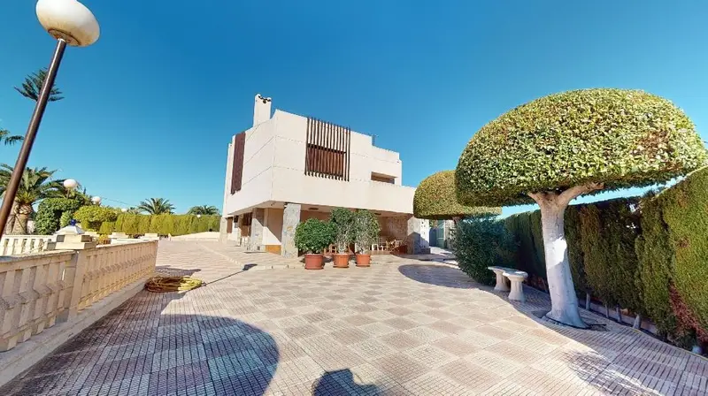 Chalet en Venta con Piscina y 6 Dormitorios cerca de Elche