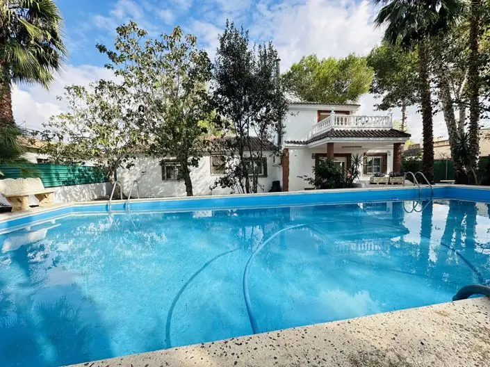 Finca de Lujo con 5 Dormitorios y Piscina Privada