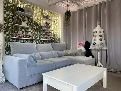 ¡Venta urgente de una casa adosada junto al mar!