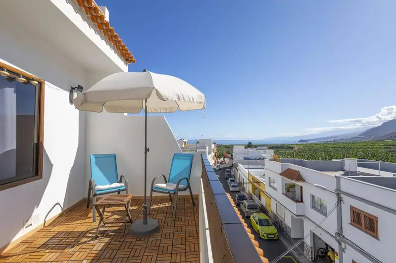 Chalet en venta en Tenerife con vistas al mar y dos apartamentos
