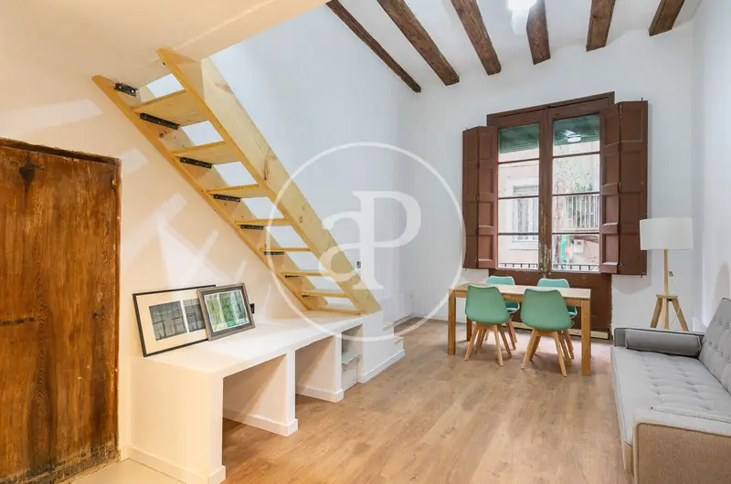 Piso en alquiler Raval cerca de La Rambla - 45m2 + altillo