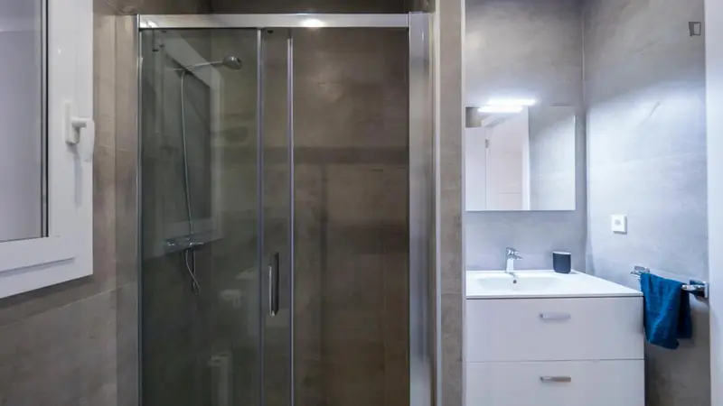 Habitacion Individual con Baño Privado en Piso Compartido Sants