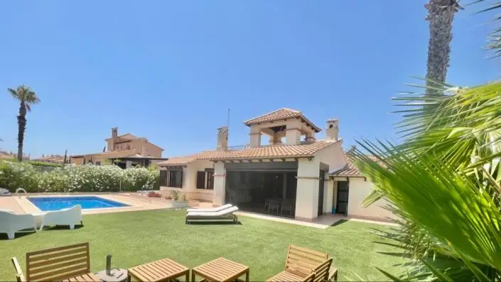 Villa en Venta Hacienda del Alamo 3 Dormitorios 2 Baños Piscina Privada
