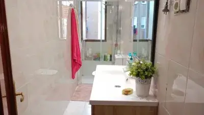 Piso en Venta en Barakaldo: 3 Dormitorios, Cerca de Comercios
