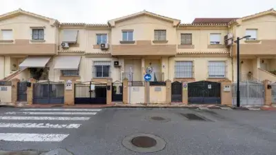 Casa Adosada en Venta en Armilla 3 Dormitorios 3 Banos Garaje
