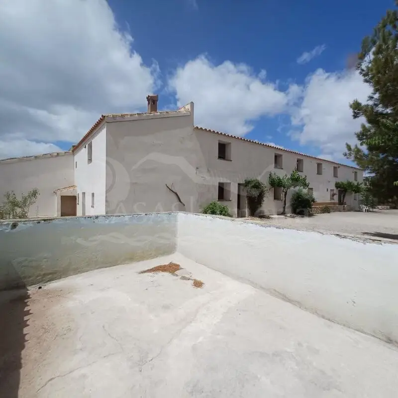 Cortijo con 2 Casas, Apartamento y Establo en Venta