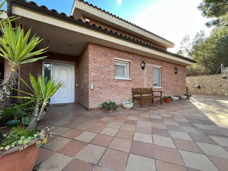 Chalet en Venta en Igualada con Piscina y Garaje Grande