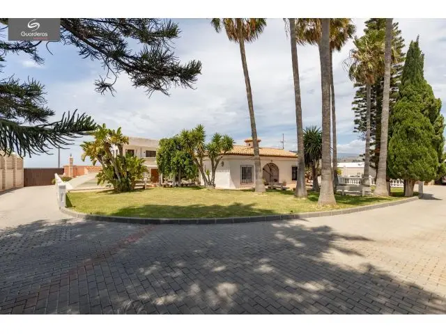 Villa Lujosa y Sostenible en Motril con Amplio Jardín