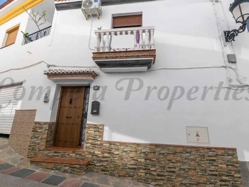 Casa Adosada en Cómpeta 2 Dormitorios Garaje Terraza
