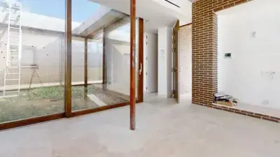 Chalet de Lujo en Venta: 2 Dormitorios, Piscina, Jardín, Calidades Premium