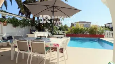 Villa en Empuriabrava con 3 Viviendas Independientes y Amarre