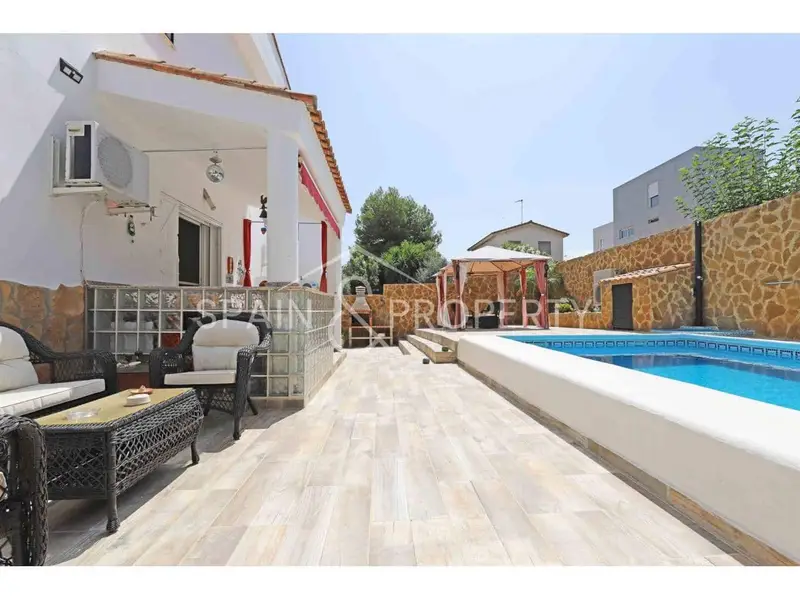 Chalet en Venta Montroy Valencia 5 Dormitorios Piscina Garaje