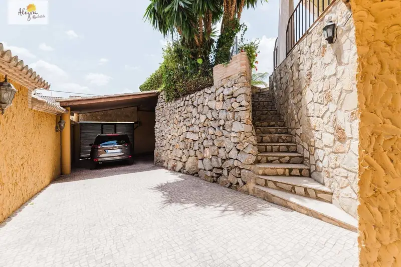 Chalet de Lujo en Riba roja de Turia con Piscina y Sala de Cine