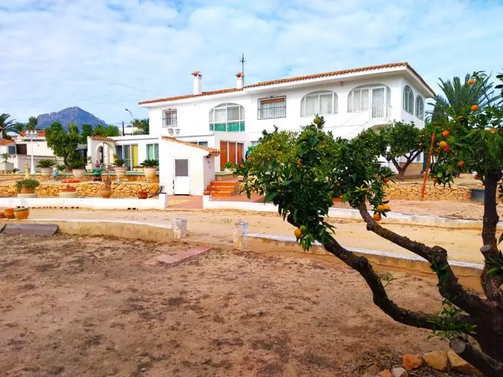 Villa de 4 Dormitorios en Venta Gran Oportunidad