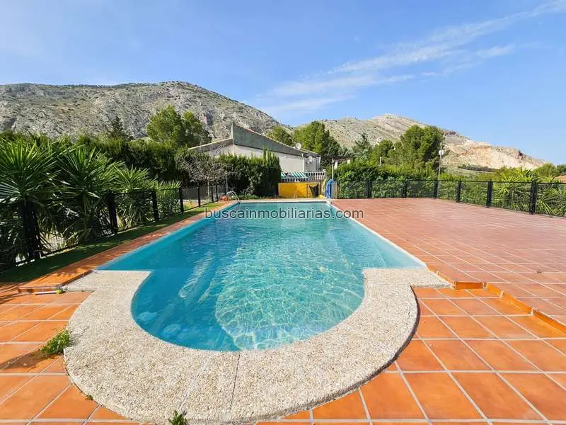 Chalet en Jabalcuz con Piscina y Vivienda de Invitados