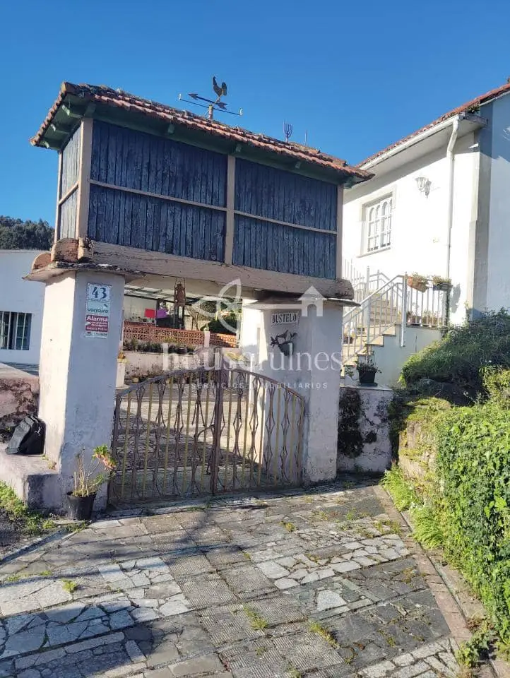 Casa en Mandiá A Coruña: Doble Vivienda con Finca y Anejos