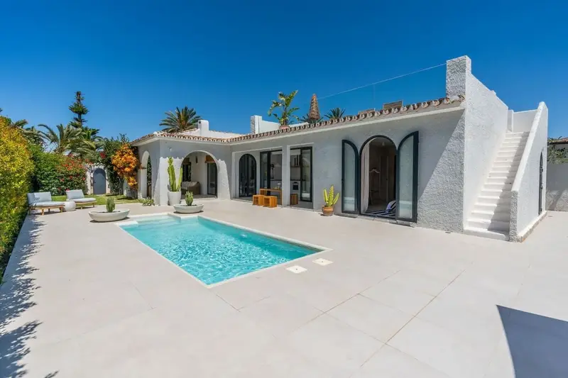 Chalet en Marbesa con Piscina Privada y Vistas al Mar