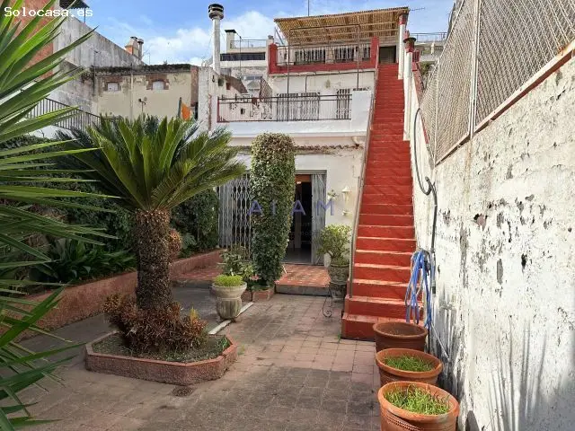 Casa en Calella Centro con Dos Viviendas y Patio