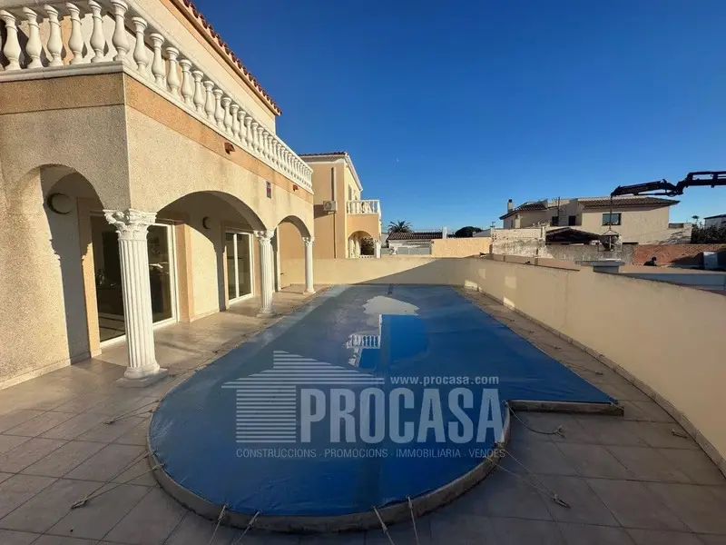 Chalet en Venta Empuriabrava Carmanco 3 Dormitorios Piscina Garaje