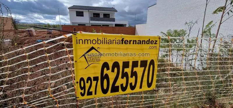 Parcela Urbana en Venta en Cáceres: Tres Plantas y Garaje