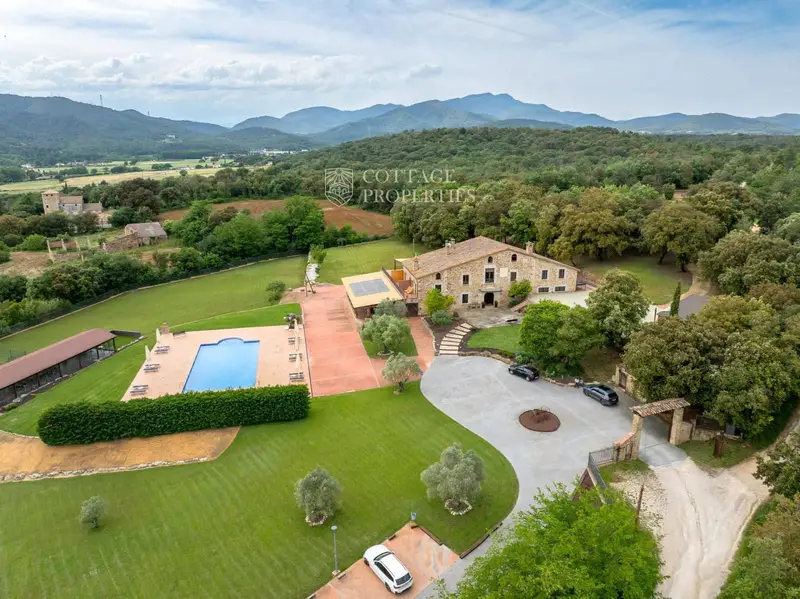 Masia con Vistas Panoramicas en Girona Ideal para Turismo Rural