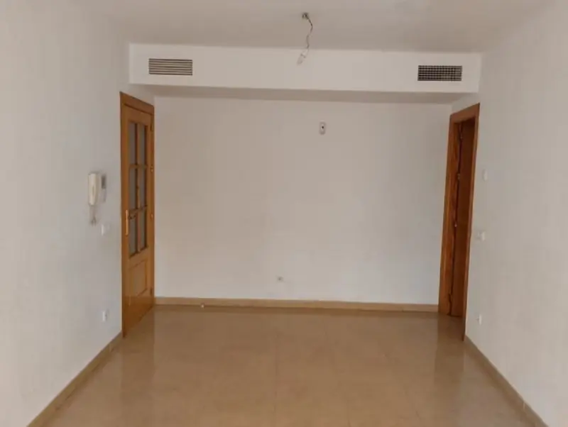 Garaje de 73m2 con 2 habitaciones y 2 baños en Vera