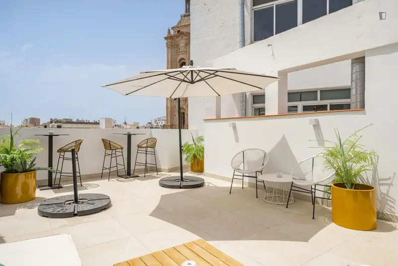 Coliving Moderno en Málaga: Habitaciones Amuebladas con Servicios Incluidos