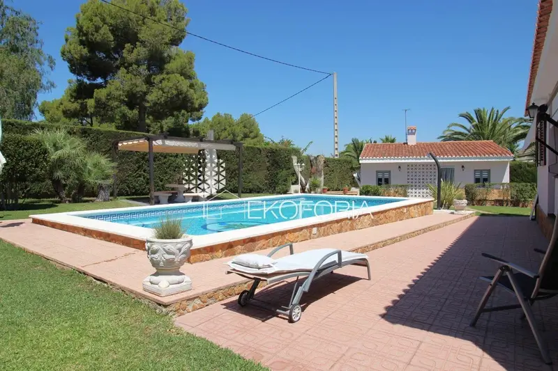 Chalet en Venta en Bétera 4 Dormitorios Piscina Jardín