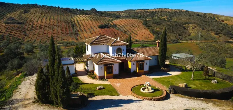 Cortijo de Lujo en Archidona 76 hectareas 4 Dormitorios